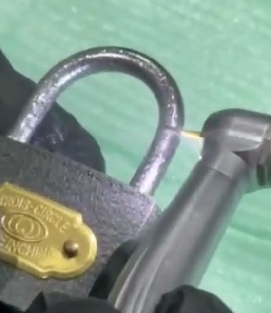 NeoMax 2 cutting a lock